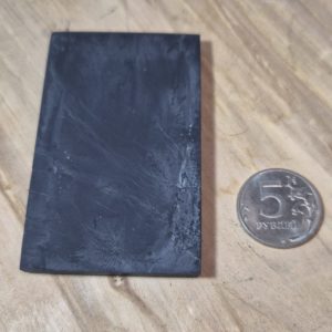 Шунгитовая подставка под фигурки 8*5*0,6 см неполированная